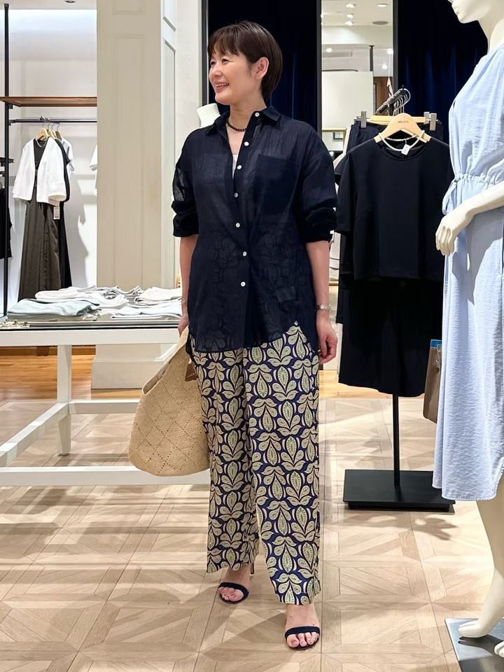透け感のあるネイビーは、柄のボトムスも品よくまとめてくれます 出典：WEAR