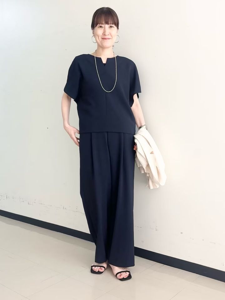 きれいめ素材のブラウス＆イージーパンツのセットアップ 出典：WEAR