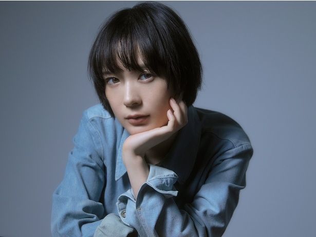 賀来とデイヴ監督に会った時点ですでに出演を決めていたと語る穂志 撮影/加古伸弥 ヘアメイク/渡嘉敷愛子 スタイリスト/髙山エリ 衣装協力/ジャケット…リーバイス®︎ ブルータブ™︎(リーバイ・ストラウス ジャパン)/¥33,000(税込) スカート…リーバイス®︎ ブルータブ™︎(リーバイ・ストラウス ジャパン)/¥30,800(税込) ヴィンテージのリング…フィズ/¥11,000(税込) 【問い合わせ先】リーバイ・ストラウス ジャパン…TEL:0120-099-501 フィズ…TEL:03-5306-6552