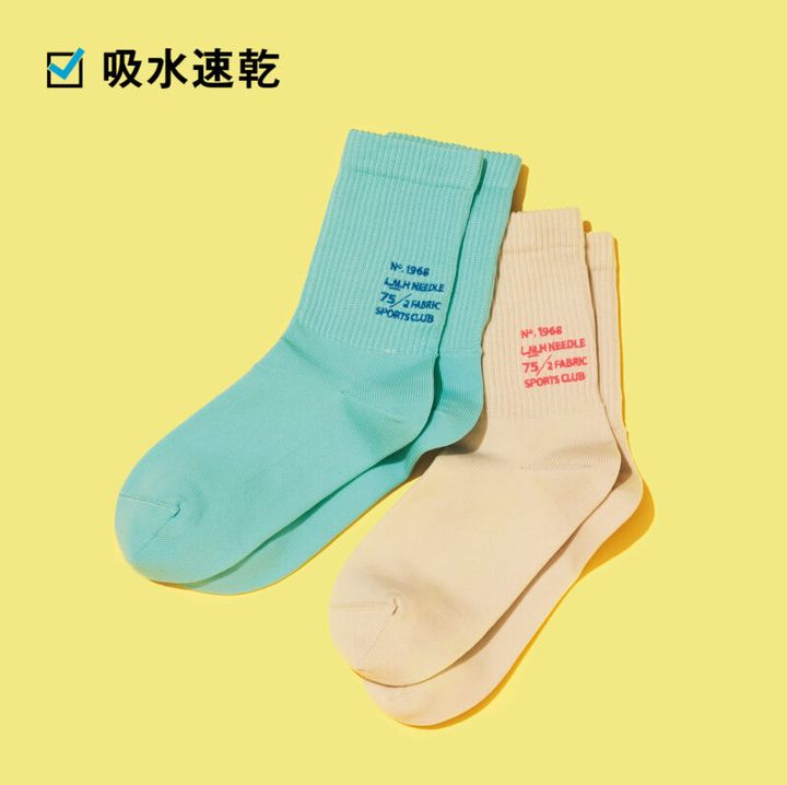 雨に濡れたり汗をかいたりしても快適。後ろ側の刺しゅうがさりげないポイント。各1100円（靴下屋／タビオ）