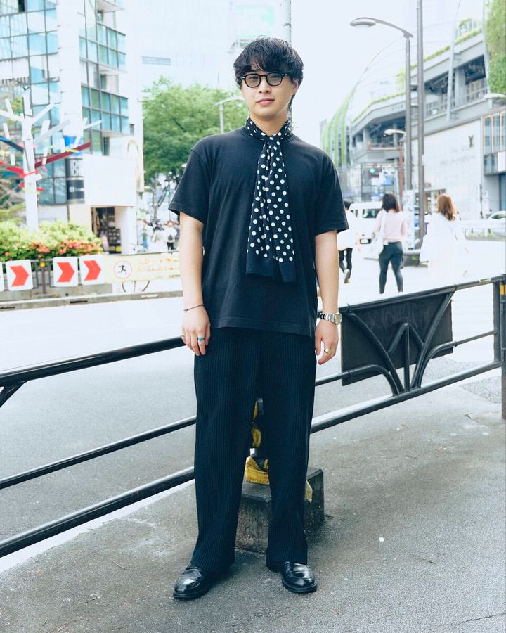 【30代スナップ＠渋谷】シンプルに全身黒でまとめつつメゾン エ ヴォヤージュのスカーフでアクセントを