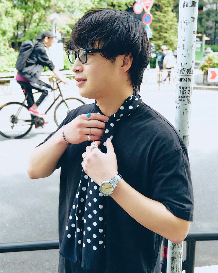 【30代スナップ＠渋谷】シンプルに全身黒でまとめつつメゾン エ ヴォヤージュのスカーフでアクセントを