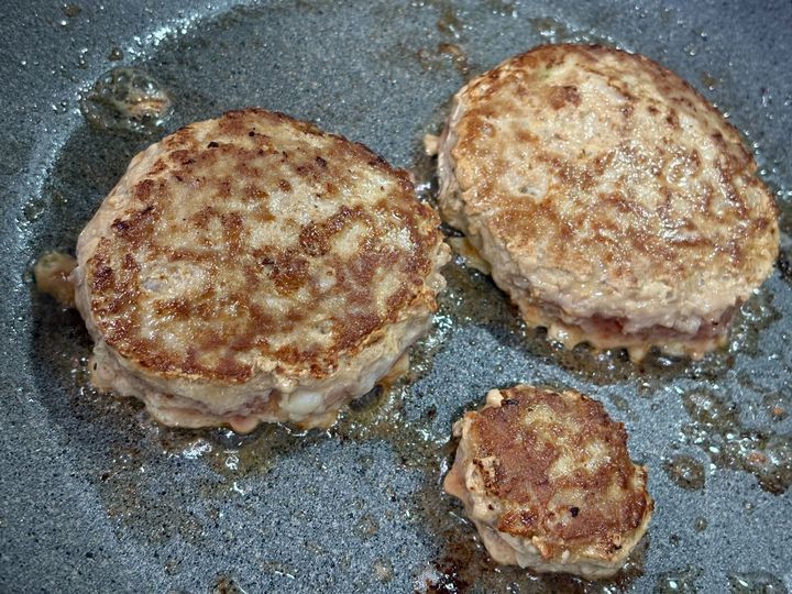 ハンバーグを焼き、赤ワインでアルコールを飛ばす