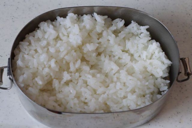 お弁当箱に詰めたご飯
