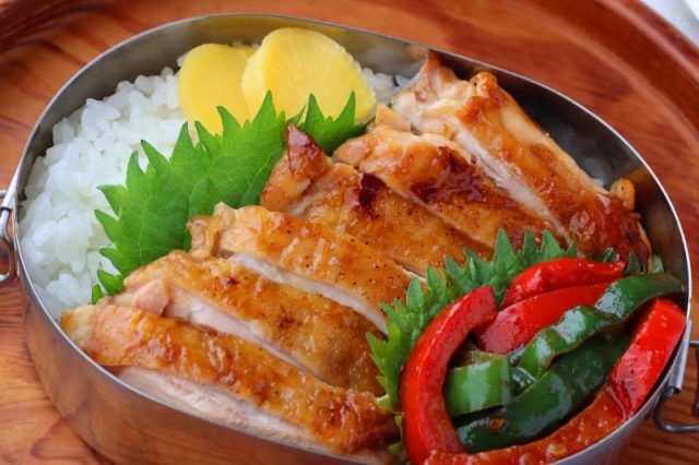 「鶏の照り焼き」「パプリカとピーマンのカレー炒め」2品弁当
