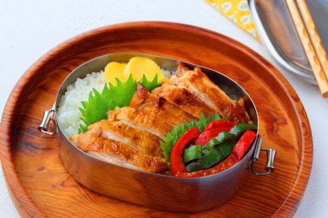 「鶏の照り焼き」「パプリカとピーマンのカレー炒め」2品弁当