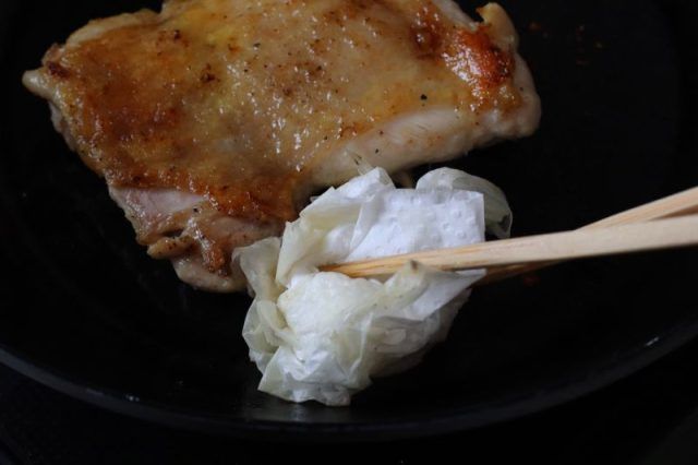 余分な油を取っている鶏肉