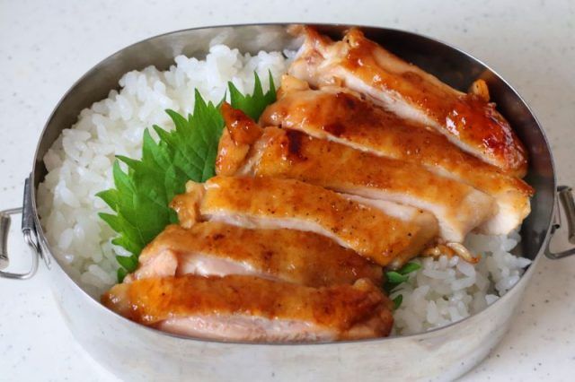 ご飯の上に鶏肉をのせたお弁当
