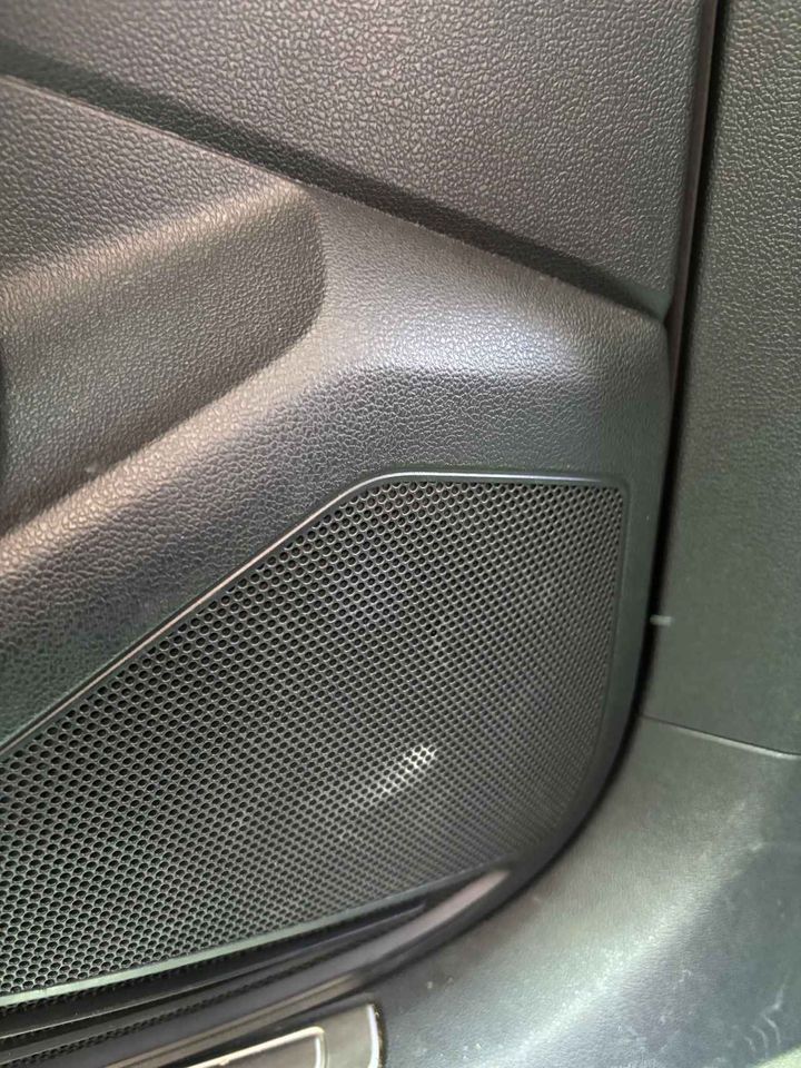 画像: 【Before】車内の白っぽい汚れ問題