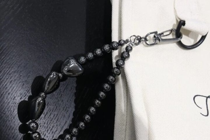 ダイソー メタリックハートビーズキーホルダー（黒、ピンクゴールド） 使用例