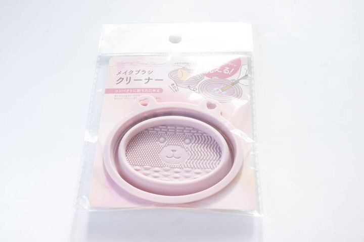 セリアの『メイクブラシクリーナー』のパッケージ
