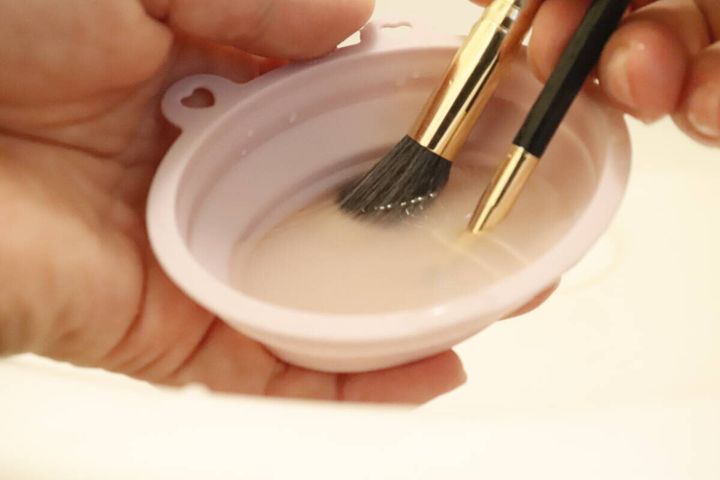 セリアの『メイクブラシクリーナー』の使用例