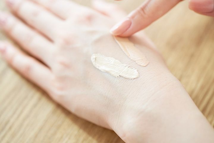 ファンデーションの色味を確かめる女性の手元 美容