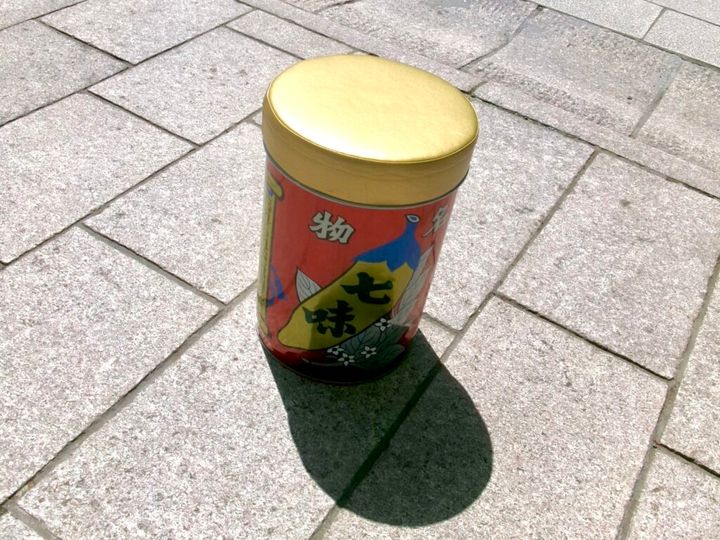 「八幡屋礒五郎」の本店前の七味オブジェ