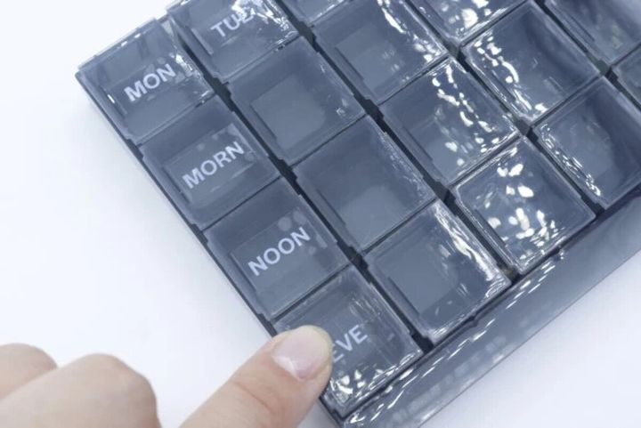 ダイソーの7DAYSピルケース（英字、グレー）にシールを貼る