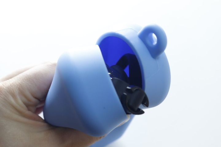 ダイソーの水中メガネケースに水泳ゴーグルを収納する様子