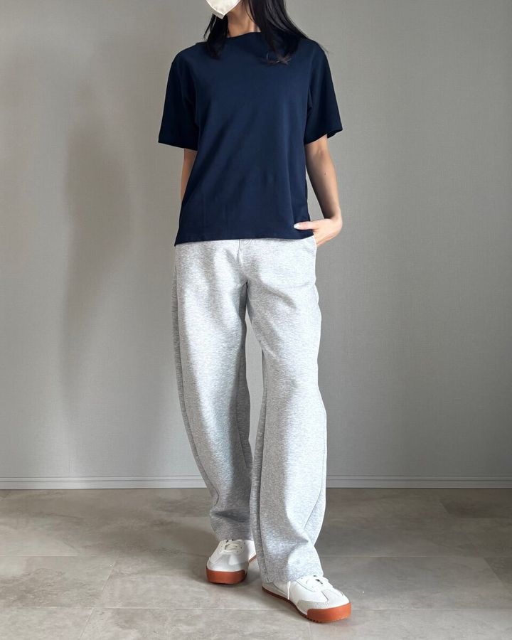ユニクロKIDS エアリズムコットンクルーネックT ネイビー着用×グレーカーブパンツのコーデ