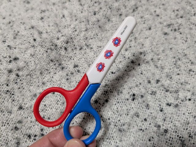 ミャクミャクのハサミ。長さ10.5×幅5cm、赤と青のハンドルにミャクミャクのイラスト入り