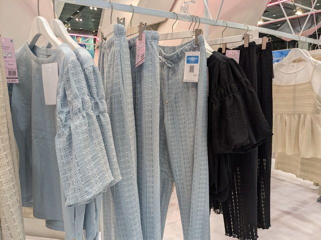 花柄レース風デザインの刺繍トップスとパンツのセットアップ