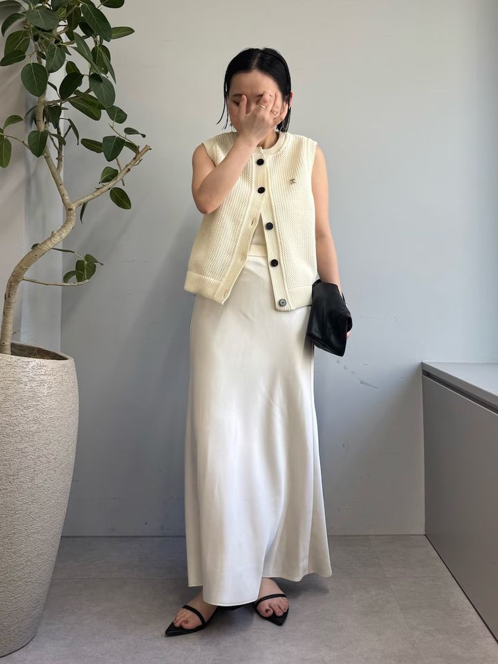 今っぽさ抜群のニットベスト＆サテンスカート