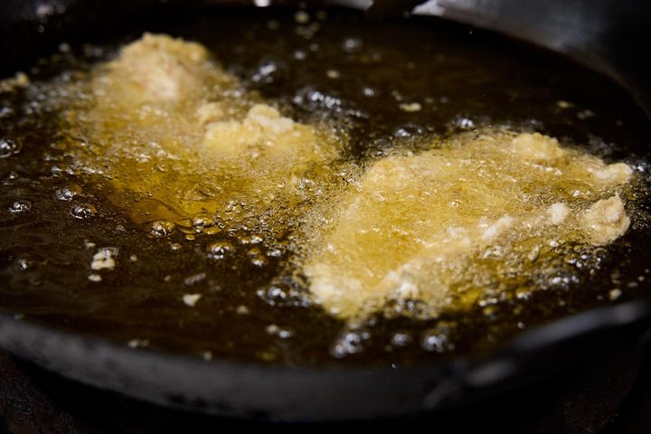 鶏もも肉を揚げる