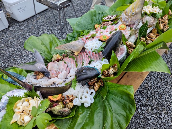 360度海に囲まれた奄美は魚が驚くほど新鮮！今回はオープンニングレセプションだったので、巨大な刺盛りが特別に登場しました。女将さんが海でとってきた魚も盛られていいます（通常営業時は提供なし）