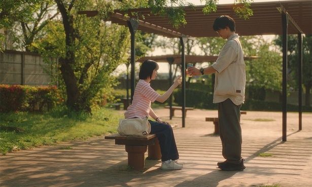 入江の穏やかな優しさが人見知りで控えめな信子の心を少しずつ動かしていく [c]田村茜／コアミックス ©映画「モブ子の恋」製作委員会