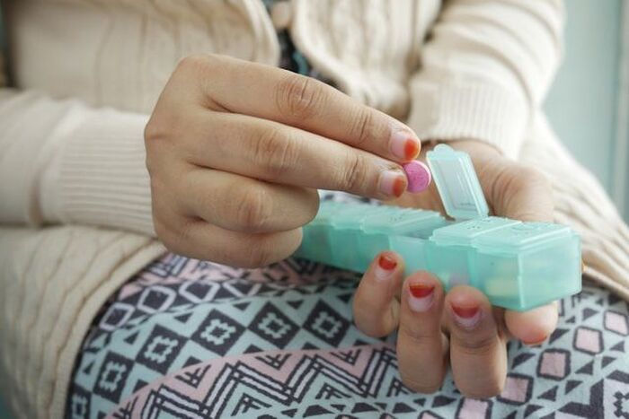 【40代・50代】頭痛薬に頼りがちな人へ！薬剤師が教える「セルフケア」4選