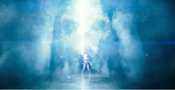 伝説の剣“パワーソード”の力で最強戦士ヒーマンに変身(『マスターズ・オブ・ユニバース』)