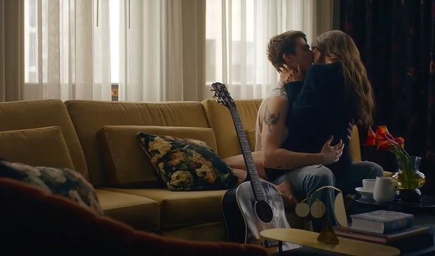 ソレーヌとヘイズの恋路を周囲は放っておかない…(『アイデア・オブ・ユー ～大人の愛が叶うまで～』)