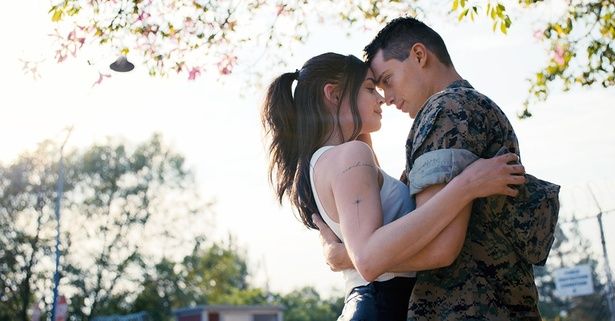 給付金が目的で移民の女性と偽装結婚する米軍兵士を演じた『パープル・ハート』 [c]Everett Collection/AFLO