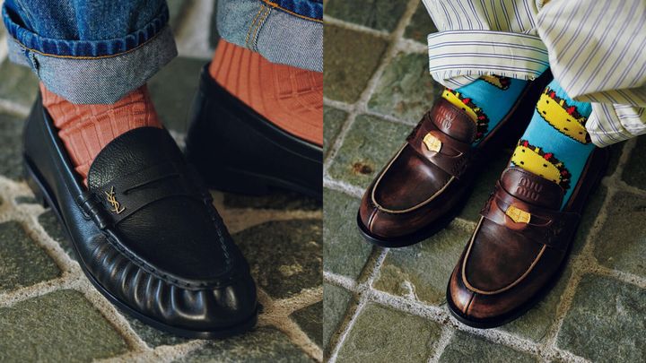 〈Saint Laurent〉のローファー、〈miu miu〉のーファー