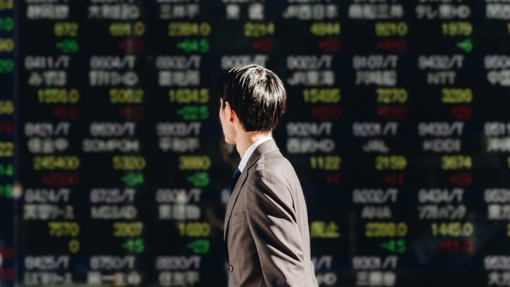 株価を確認する人