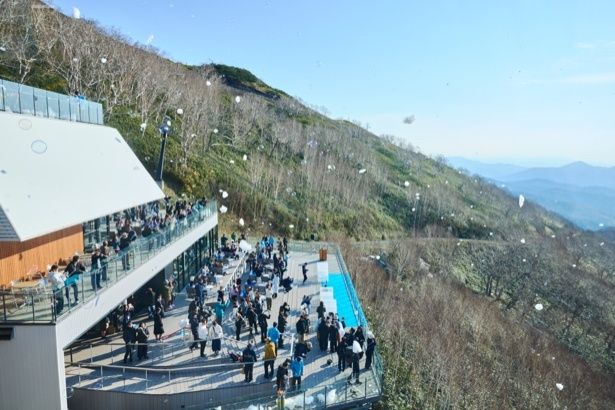 シーズンの幕開けを祝う「クラウドリリース」