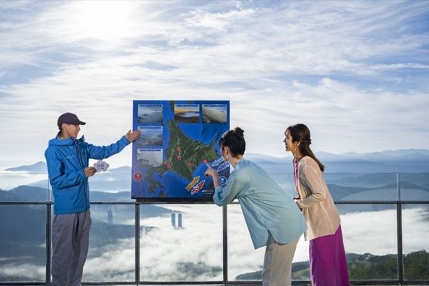 スタッフの解説を通して雲海をより深く楽しめる