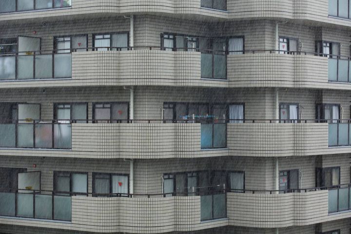 雨が降るマンション