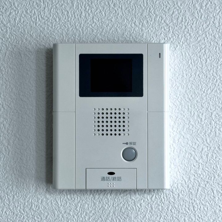 家の壁に設置されたモニタ付きインターホン