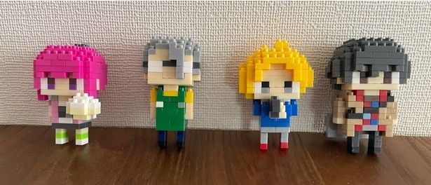 並べて集めるとグッと世界観が広がるぞ！ [c]鈴木祐斗／集英社・SAKAMOTO DAYS製作委員会