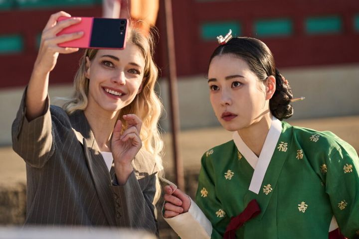 朝鮮王朝では悪女で現代は無名女優のヒロインをイム・ジヨンが、冷酷な御曹司をホ・ナムジュンが演じるラブコメディ。『素晴らしき新世界』はNetflixで独占配信中