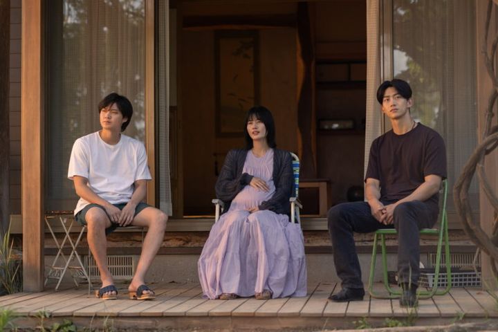 主人公・琉（磯村優斗）の幼なじみの澄子役で、橋本愛も出演。Netflixシリーズ『ソウルメイト』世界独占配信中