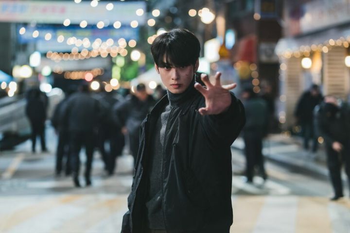 チャ・ウヌは、堅物の公務員で実は超能力者のウンジュン役。Netflixシリーズ『ワンダーフールズ』世界独占配信中