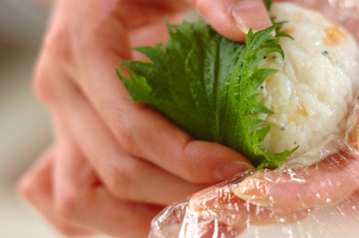 天かすと大葉のおにぎりの作り方2