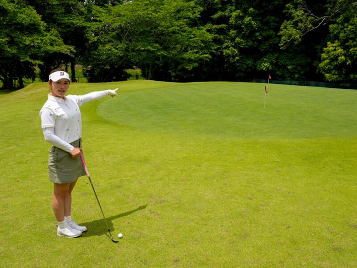 フェースにボールを乗せて打つコツ！アプローチの打ち方を女子プロが解説