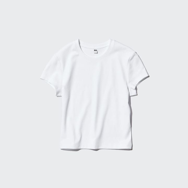 ユニクロのミニT（ホワイト）。コンパクト丈の半袖Tシャツの置き画