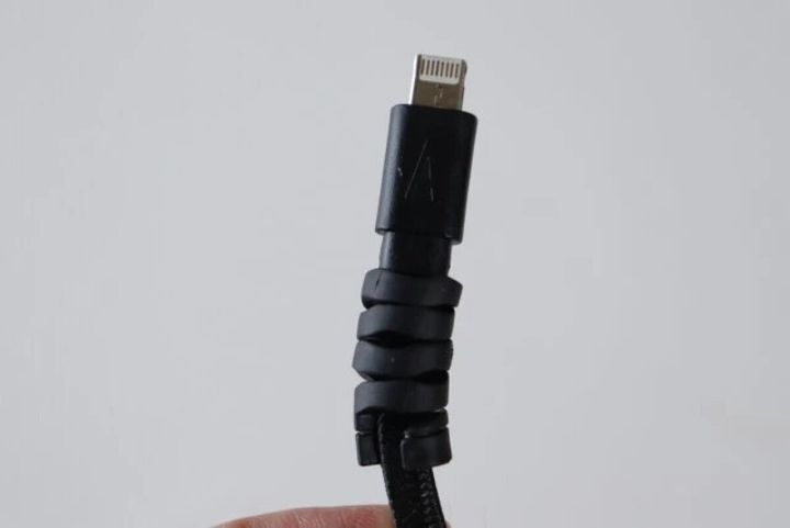 ダイソー ケーブル保護カバー（スプリングタイプ） 使用例