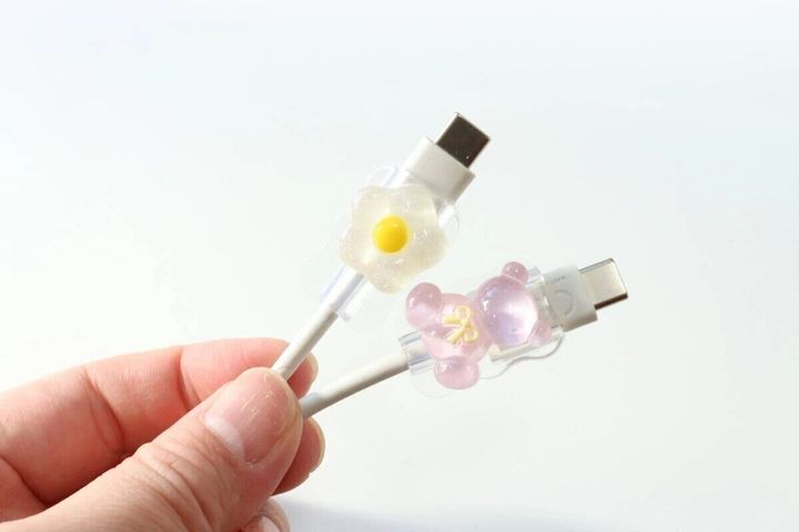 ダイソー ケーブルホルダー（テディベア 2P） 使用例