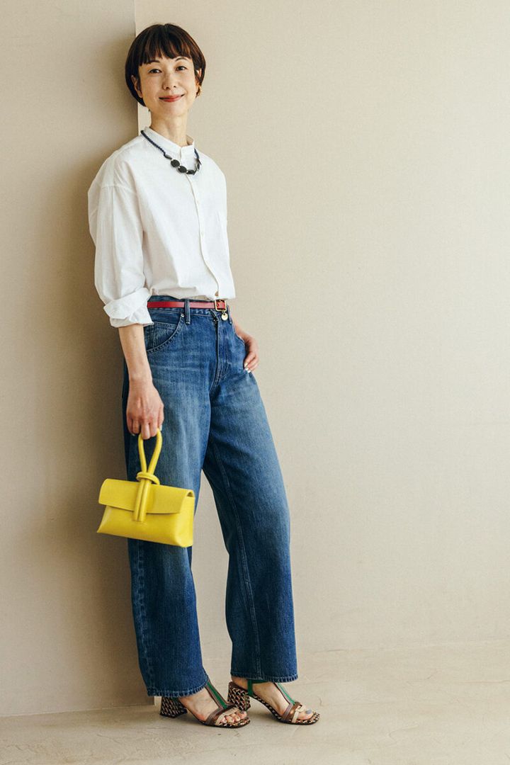 ネックレス¥18,700／ハリス（金万）、ベルト¥10,780／マスター＆コー（マッハ55リミテッド）、バッグ¥38,500／リンレザー、サンダル¥71,500／チエ・ミハラ（アッシュ・ペー・フランス）、左耳のイヤカフ¥38,500／プラウ