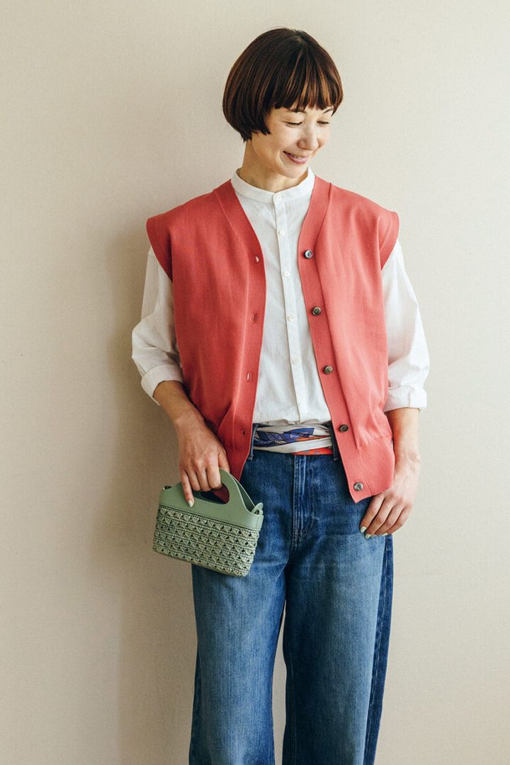 ベスト¥13,970／ミズイロンド（マーコート）、ベルトにしたスカーフ¥27,500／ア ピース オブ シック（グラストンベリー ショールーム）、バッグ¥28,000／カロエス（トゥモローランド）