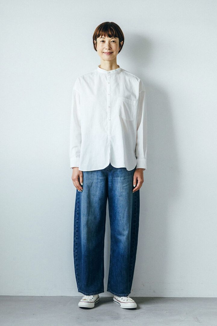 バンドカラーシャツ¥25,300／ティッカ、デニムパンツ¥4,990／ユニクロ、スニーカー¥ 9,350／コンバース（ヤエカ ホーム ストア）