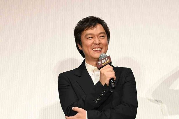 【写真を見る】山田太郎の名付け親となる巡査、照夫役を演じた丸山隆平 [c]佐藤二朗 永田諒 / ヒーローズ [c]2026 映画「名無し」製作委員会